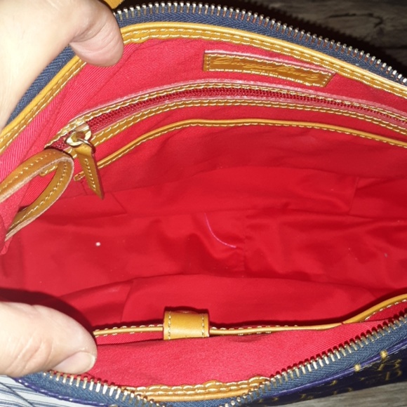 A beautiful elegant dooney & Bourne bag